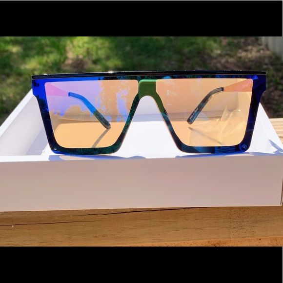 Oversized Shades - Picture 3 of 5